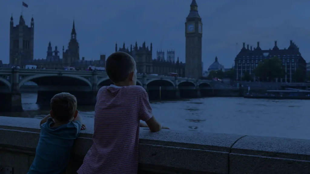 Westminster ve Big Ben manzarasına bakan iki çocuk; İngiltere doğumlu çocukların otomatik vatandaşlık durumunu temsil ediyor.