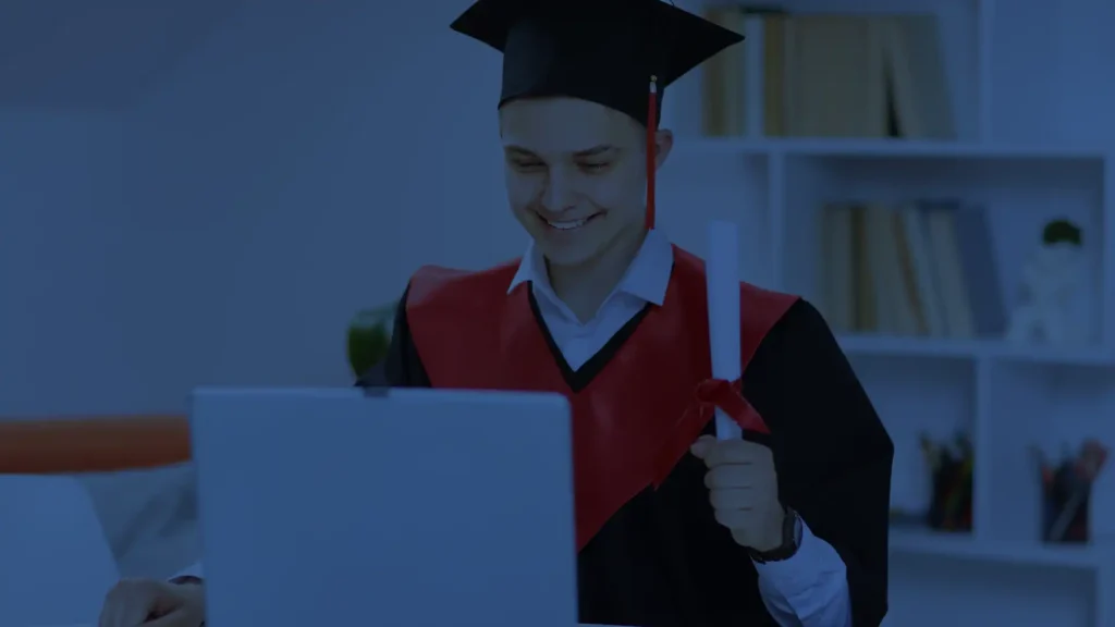 Skilled Worker vizesine geçiş başvurusunu bilgisayardan takip eden diplomalı mezun.